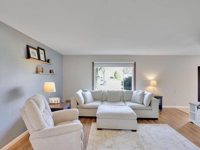 12915 W Wilbur DRIVE, New Berlin, WI 53151