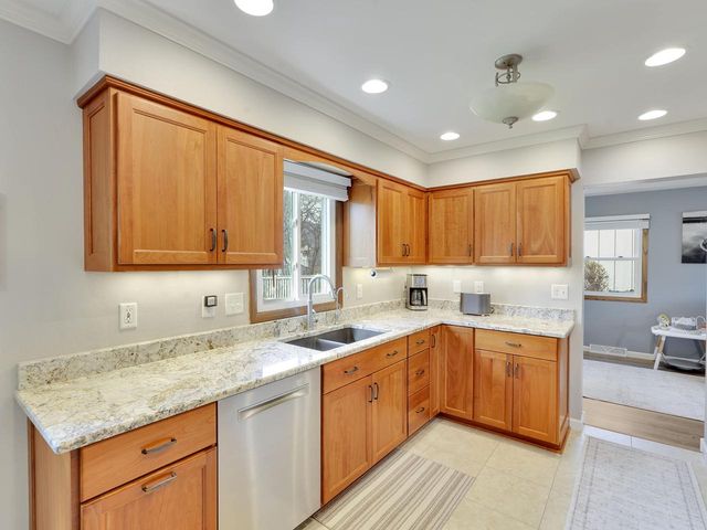 12915 W Wilbur DRIVE, New Berlin, WI 53151