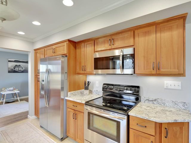 12915 W Wilbur DRIVE, New Berlin, WI 53151