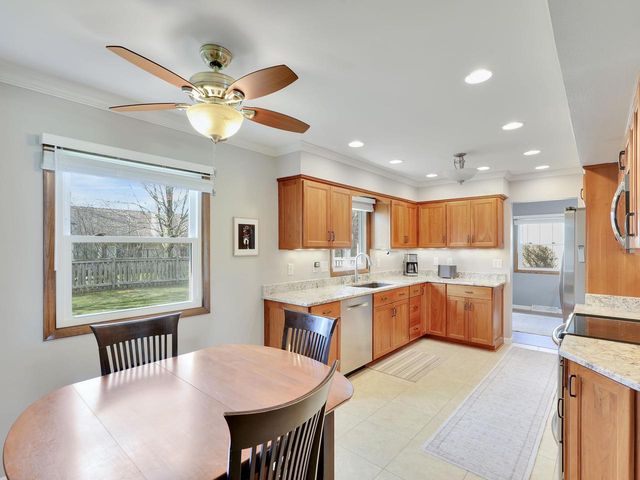 12915 W Wilbur DRIVE, New Berlin, WI 53151