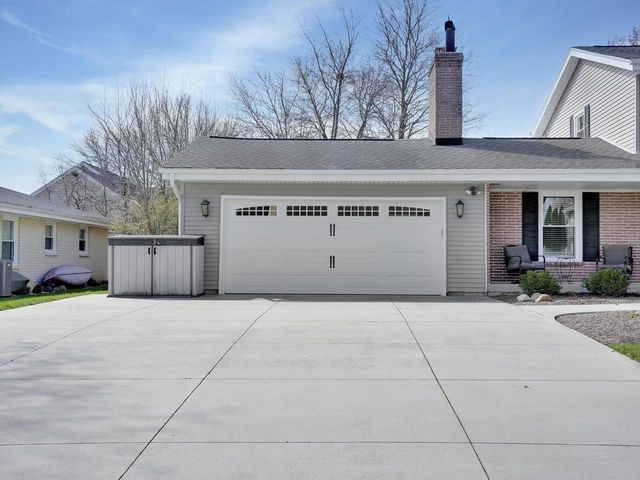 12915 W Wilbur DRIVE, New Berlin, WI 53151