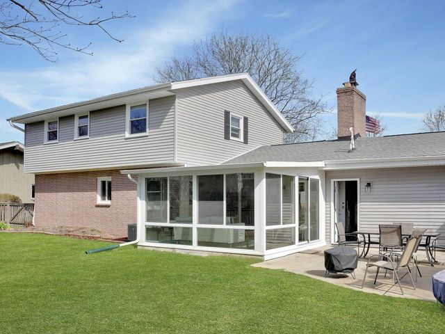 12915 W Wilbur DRIVE, New Berlin, WI 53151