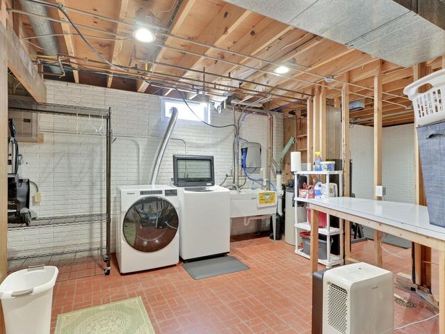 12915 W Wilbur DRIVE, New Berlin, WI 53151