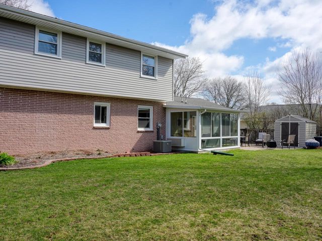 12915 W Wilbur DRIVE, New Berlin, WI 53151
