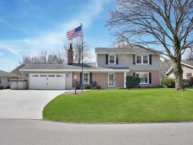 12915 W Wilbur DRIVE, New Berlin, WI 53151