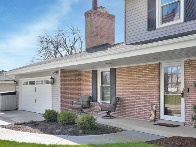 12915 W Wilbur DRIVE, New Berlin, WI 53151