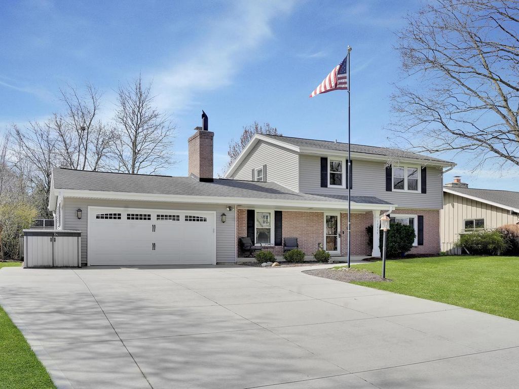 12915 W Wilbur DRIVE, New Berlin, WI 53151