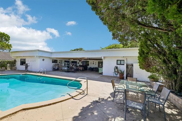 19805 NE 22nd Ave, Miami, FL 33180