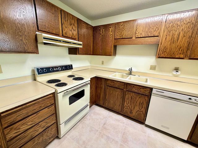 4350 Trenton Lane N 311, Plymouth, MN 55442