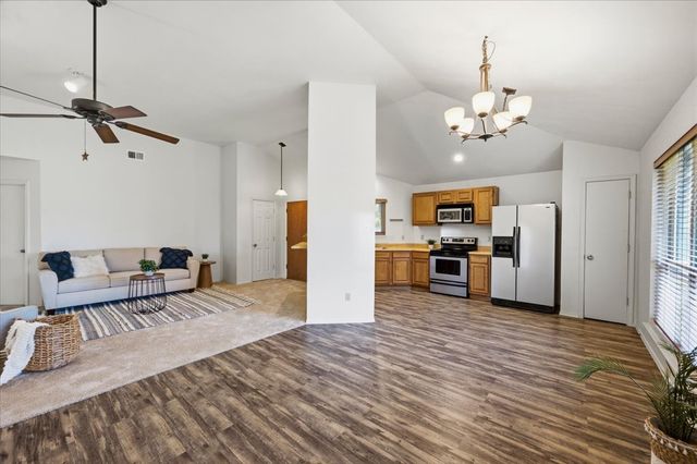 424 Grand Meadow Drive, Fort Worth, TX 76108
