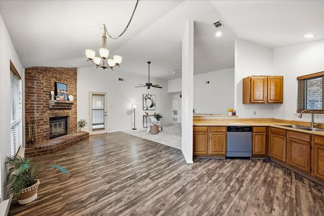 424 Grand Meadow Drive, Fort Worth, TX 76108