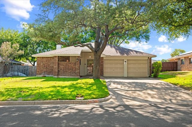 424 Grand Meadow Drive, Fort Worth, TX 76108