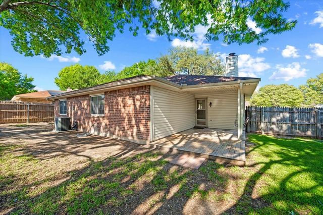 424 Grand Meadow Drive, Fort Worth, TX 76108