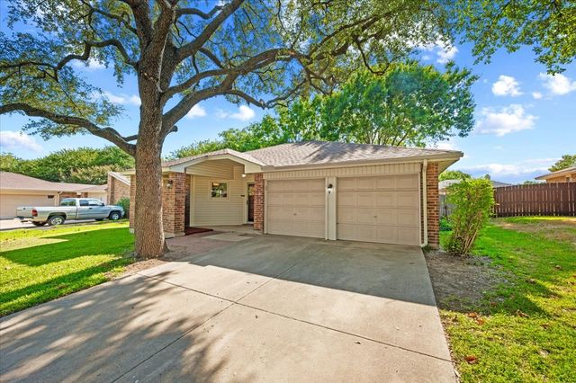 424 Grand Meadow Drive, Fort Worth, TX 76108