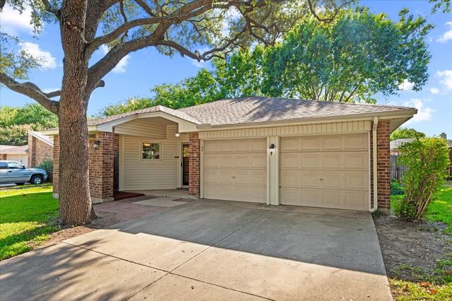 424 Grand Meadow Drive, Fort Worth, TX 76108