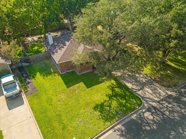 424 Grand Meadow Drive, Fort Worth, TX 76108