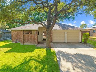 424 Grand Meadow Drive, Fort Worth, TX 76108