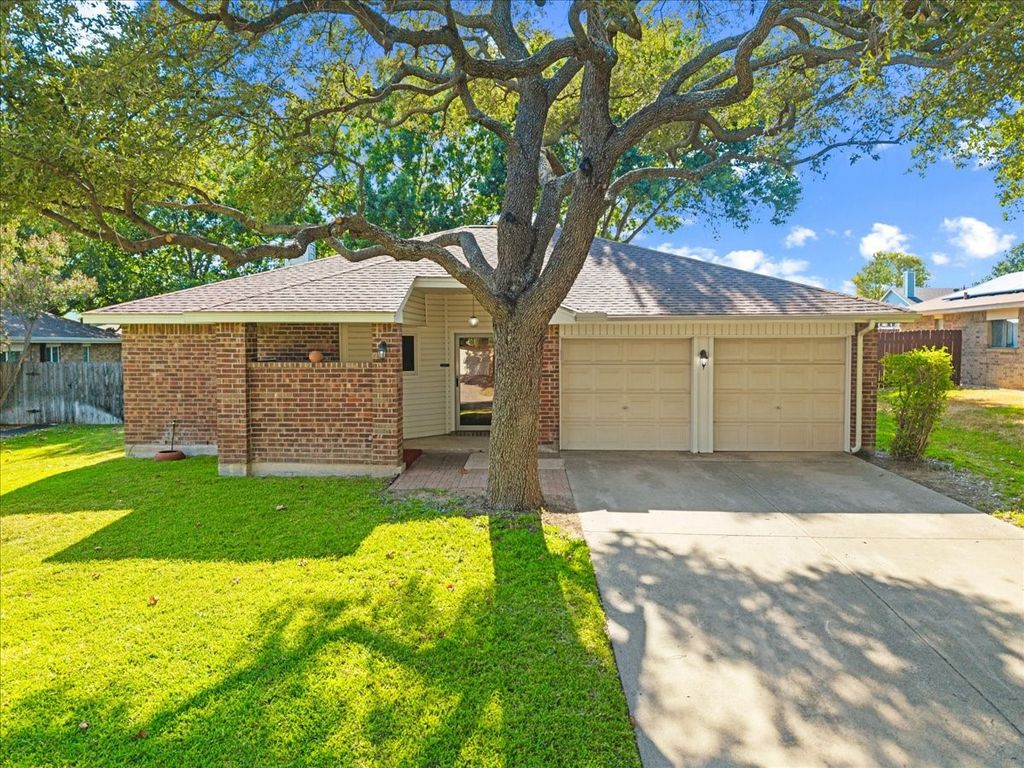 424 Grand Meadow Drive, Fort Worth, TX 76108