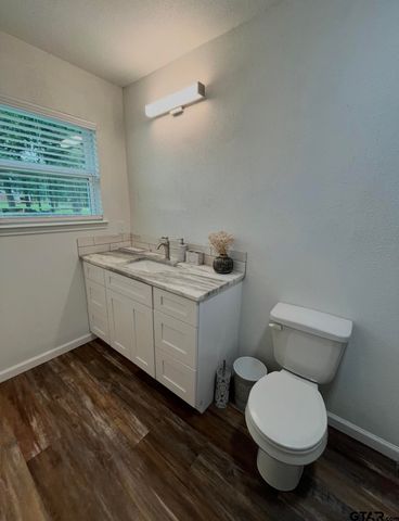 2395 E Royal Drive, Chandler, TX 75758