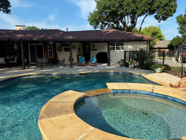 105 Elm Drive, Oak Leaf, TX 75154