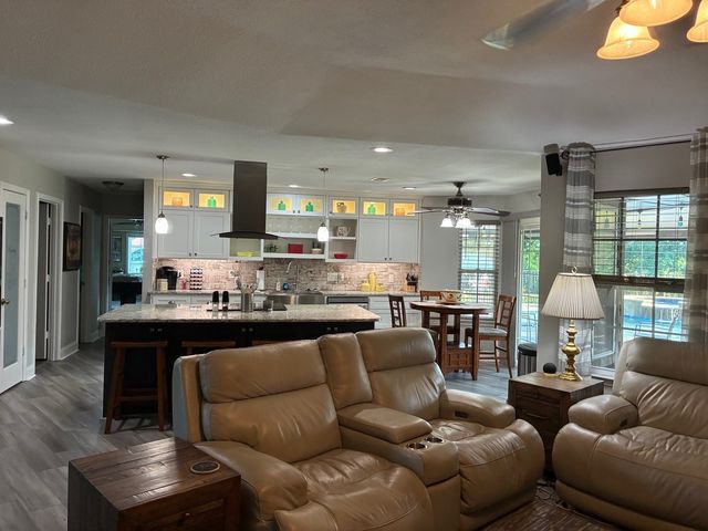 105 Elm Drive, Oak Leaf, TX 75154