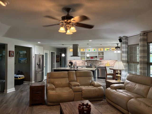 105 Elm Drive, Oak Leaf, TX 75154