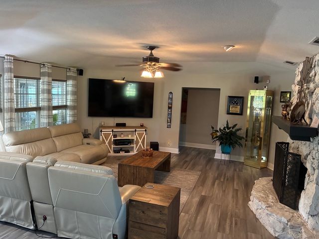 105 Elm Drive, Oak Leaf, TX 75154