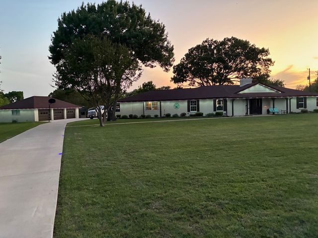 105 Elm Drive, Oak Leaf, TX 75154