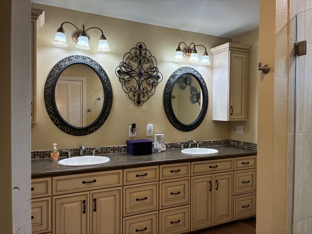 105 Elm Drive, Oak Leaf, TX 75154