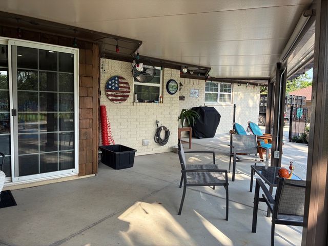 105 Elm Drive, Oak Leaf, TX 75154
