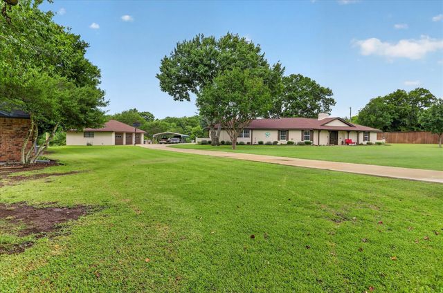 105 Elm Drive, Oak Leaf, TX 75154