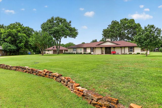 105 Elm Drive, Oak Leaf, TX 75154