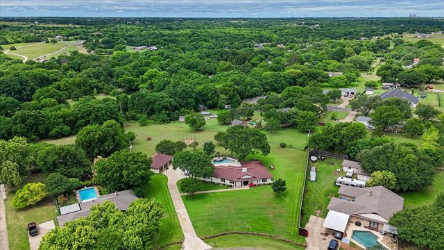 105 Elm Drive, Oak Leaf, TX 75154