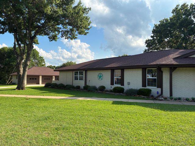 105 Elm Drive, Oak Leaf, TX 75154