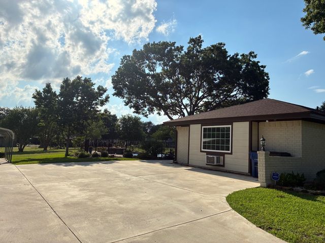 105 Elm Drive, Oak Leaf, TX 75154