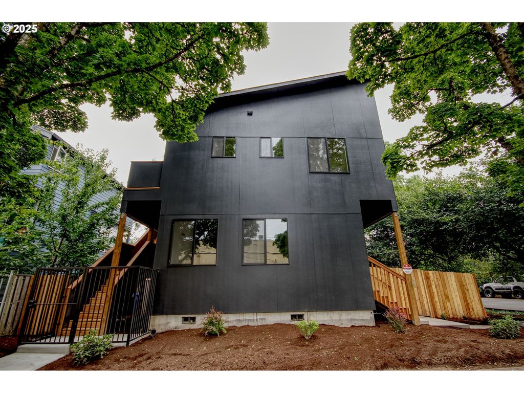 1404 Se FRANKLIN St, Portland, OR 97202