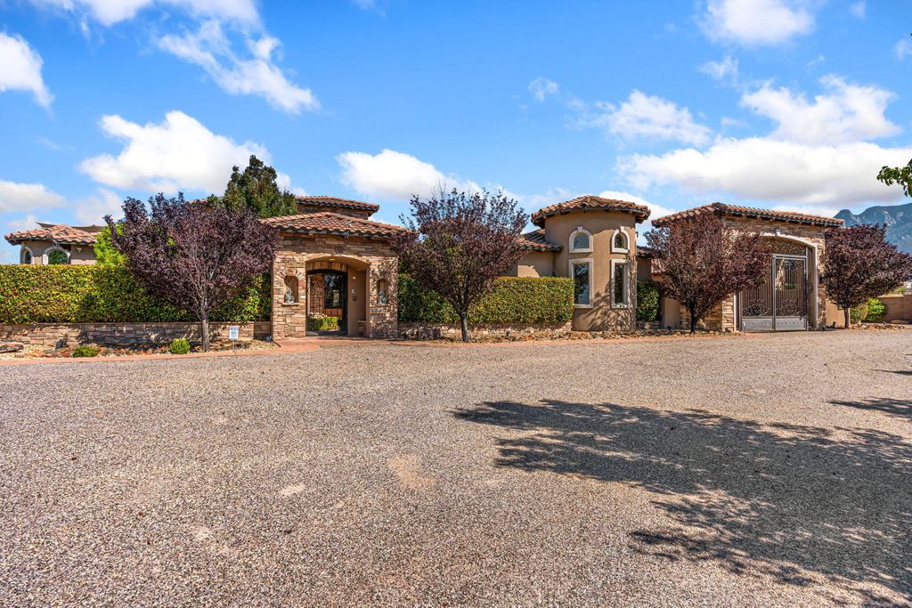 8801 GLENDALE Avenue NE, Albuquerque, NM 87122