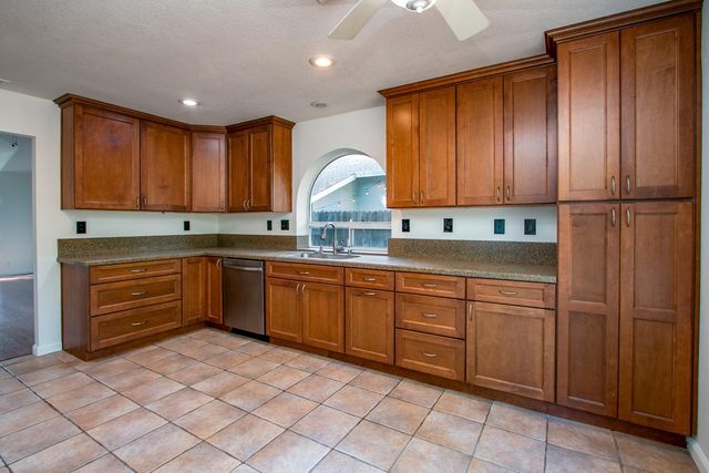 126 Manseau Dr, Folsom, CA 95630