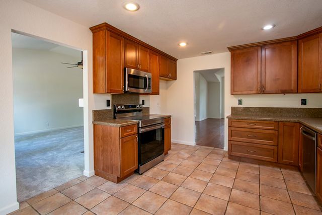 126 Manseau Dr, Folsom, CA 95630