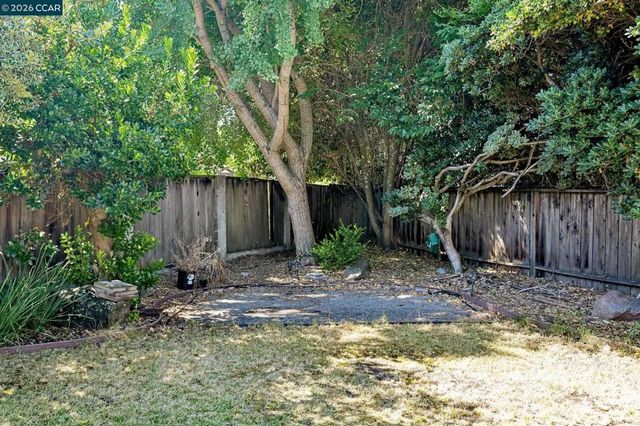 933 Santa Lucia Dr, Pleasant Hill, CA 94523