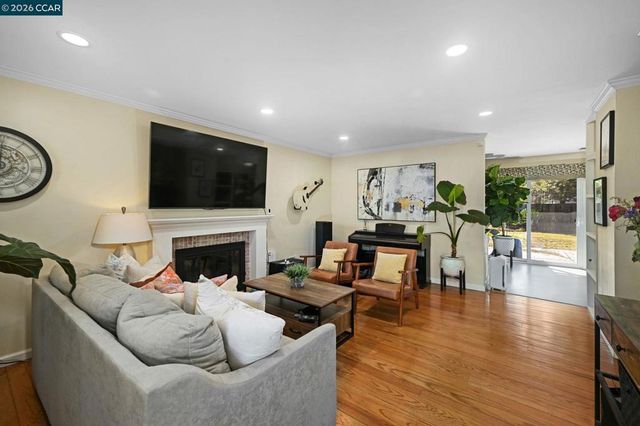 933 Santa Lucia Dr, Pleasant Hill, CA 94523