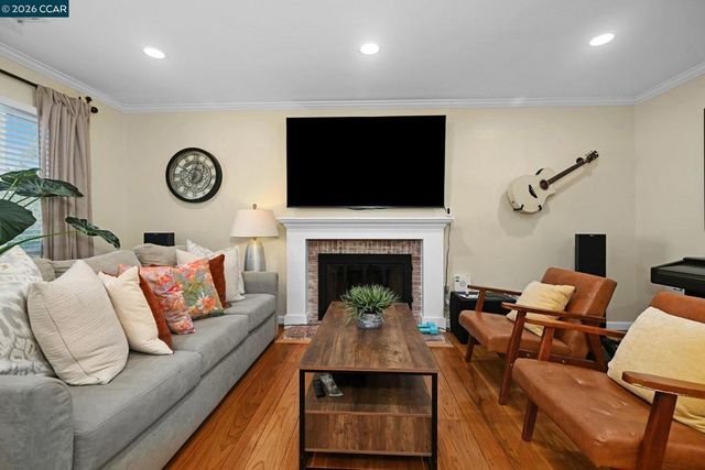933 Santa Lucia Dr, Pleasant Hill, CA 94523