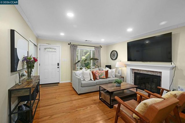 933 Santa Lucia Dr, Pleasant Hill, CA 94523