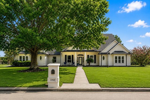1 Lake Estates Court, Montgomery, TX 77356