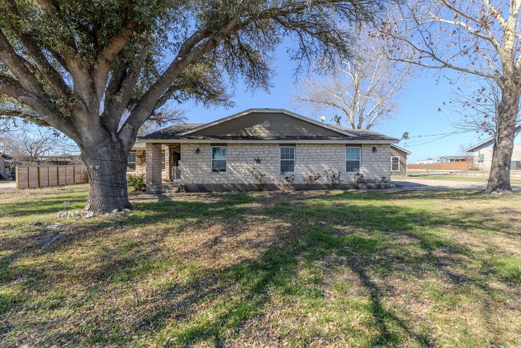 61 Family CIR, Hutto, TX 78634