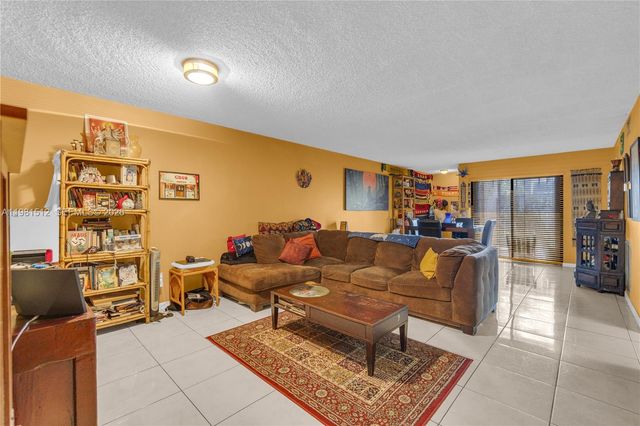 6411 SW 116th Ct E, Miami, FL 33173