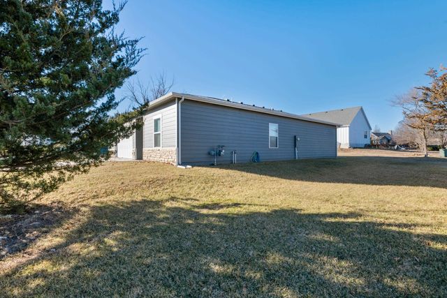 1335 E Skyview Dr, El Dorado, KS 67042