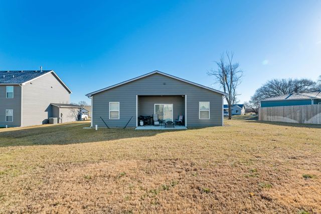 1335 E Skyview Dr, El Dorado, KS 67042