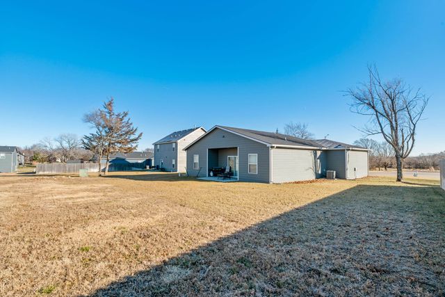 1335 E Skyview Dr, El Dorado, KS 67042