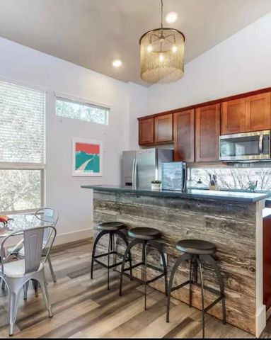 2307 E 2nd ST A, Austin, TX 78702